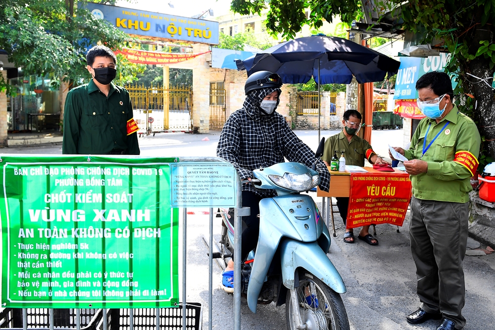 Thủ đô xây dựng và quyết tâm giữ vững những Vùng Xanh (Vùng An toàn không có dịch Covid-19). Trong ảnh: Cựu chiến binh phường Đồng Tâm, quận Hai Bà Trưng tham gia chốt kiểm soát ở Tập thể Đại học Kinh tế Quốc dân, tại ngõ 213, phố Trần Đại Nghĩa.